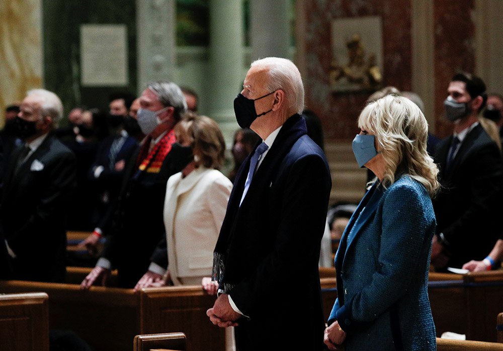 Novoizabrani predsednik Do Bajden je pre inauguracije, sa suprugom Dil, bio na misi u katedrali Svetog apostola Mateja u Vaingtonu/Tom Brenner / Reuters
