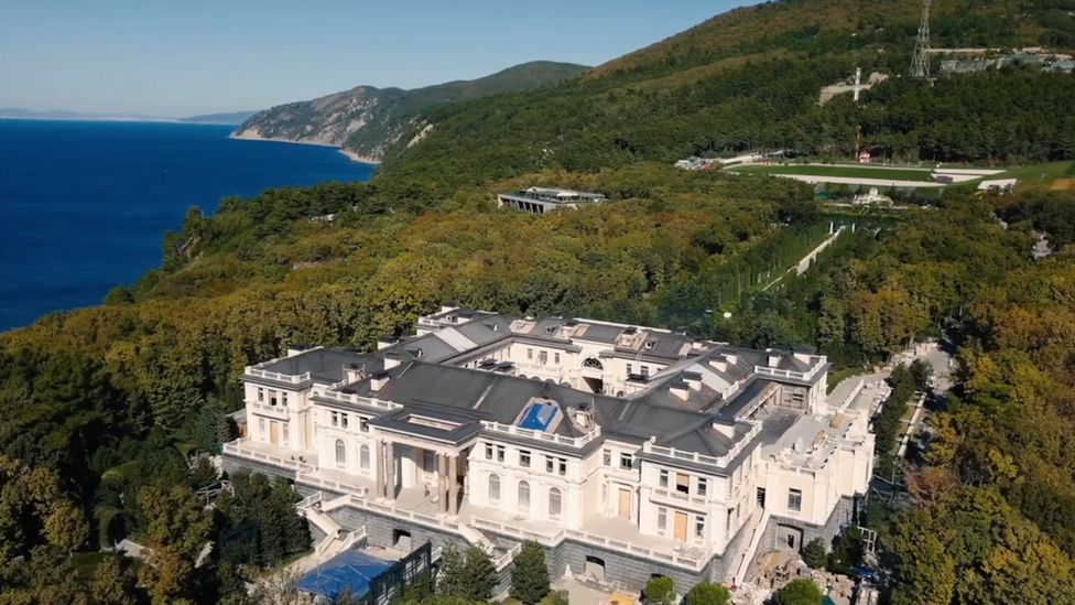 Palata na Crnom moru za koju se tvrdi da je Putinov posed sagraen neleganim novcem, a celo imanje je, navodno, veliine 39 Monaka/YouTube/Alexei Navalny