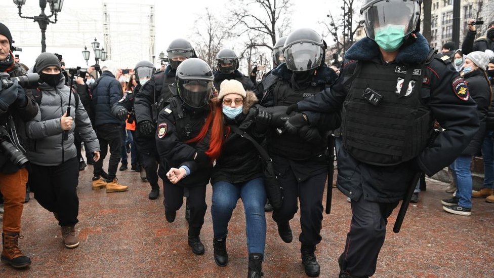 Policija odvodi demonstrante sa Pukinovog Trga u Moskvi/AFP