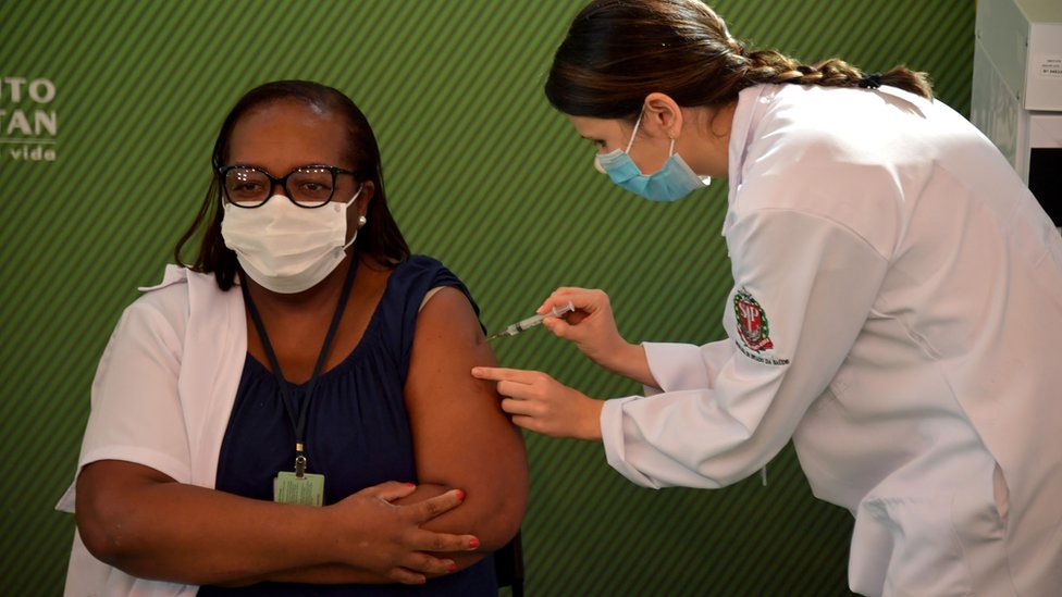 Medicinska sestra Monika Kalazans prima prvu vakcinu u Brazilu/Getty Images
