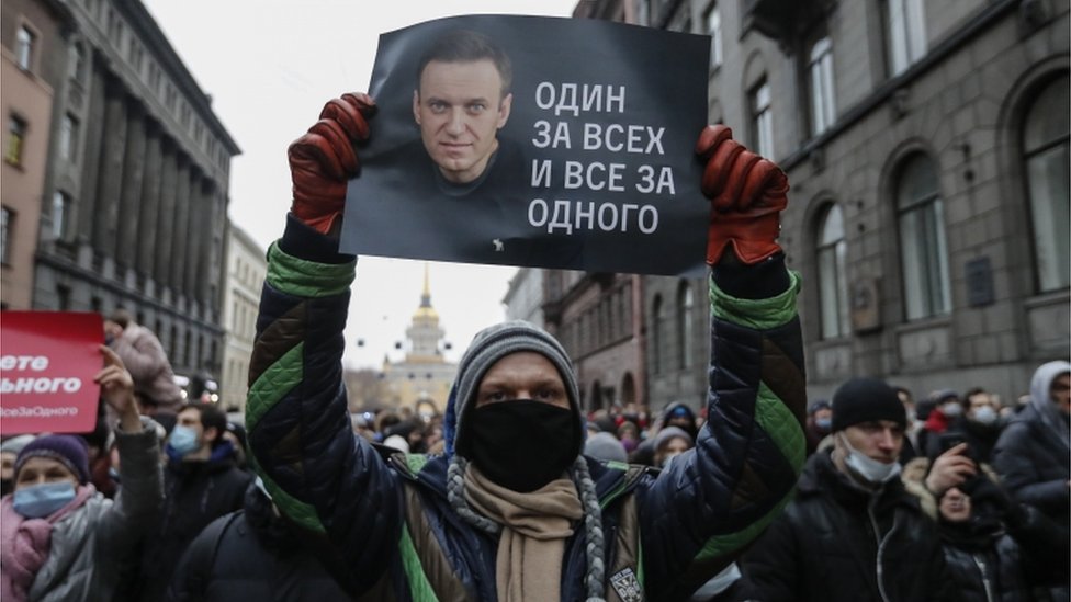 &Svi za jednog, jedan za sve& natpis na posteru koji nosi demonstrant u Moskvi/EPA