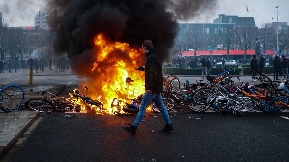 Zapaljeni bicikli u Ajdhovenu/Getty Images