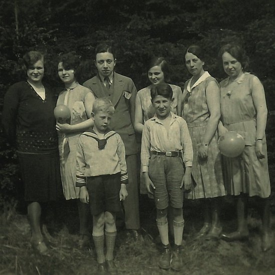 Edi kao deak (desno) sa porodicom - on je jedini preiveo Holokaust/Eddie Jaku's Photo Album