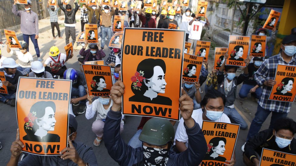 Demonstranti trae oslobaanje iz pritvora Aung San Su i/Getty Images