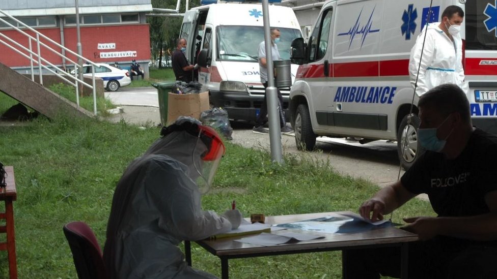 Lekari u Kovid centrima su i po letnjim vruinama morali da nose kompletnu zatitnu opremu - na slici ambulanta u Novom Pazaru/Fonet