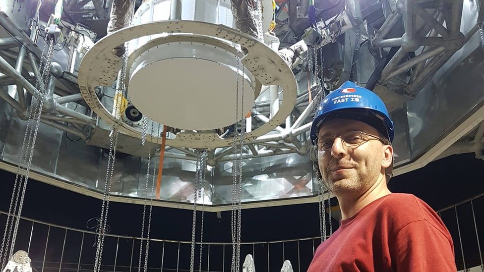 Marko Kro podno FAST teleskopa, kada su ga spustili da bi instalirali njihov glavni instrument koji prima svetlost/Marko Krco