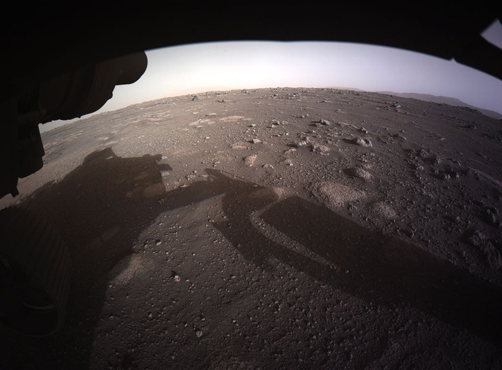Ovo je prva fotografija visoke rezolucije, u boji, koja je poslata sa kamera na donjoj strani rovera, odmah po sletanju./Nasa/JPL-Caltech