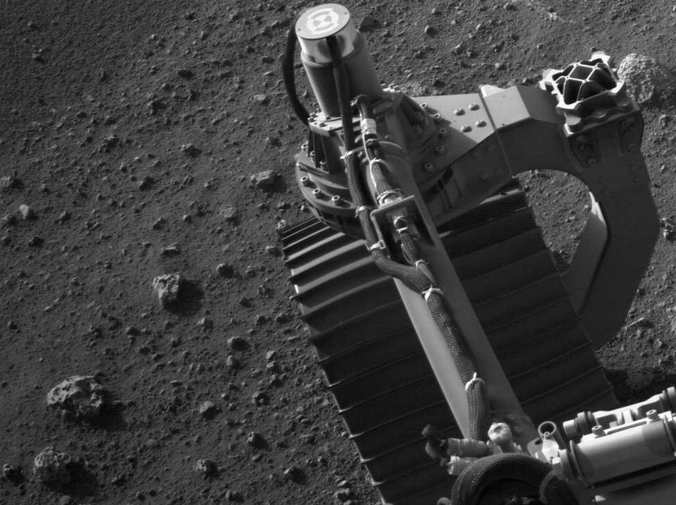 Rover Istrajnost nosi napredne naune instrumente kojima e prikupljati podatke o geologiji, atmosferi i ekolokim uslovima na Marsu. Kamera koja je napravila ovu fotografiju nalazi se na jarbolu rovera i pomae prilikom vonje./Nasa/JPL-Caltech