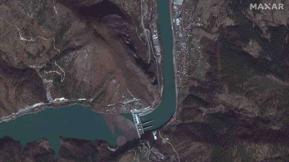 Satelitski snimci od 3. marta svedoe o ogromnoj koliini otpada na povrini reke/Satellite image ©2021 Maxar Technologies