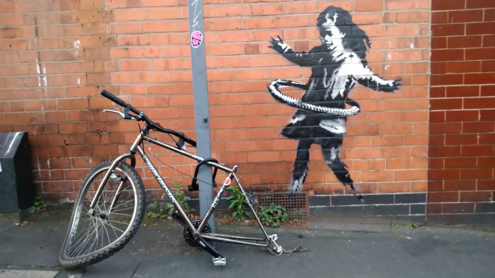 Banksi je izazvao pometnju kad se u oktobru u stambenoj ulici u Notingemu pojavila devojica sa hula hopom.../BBC