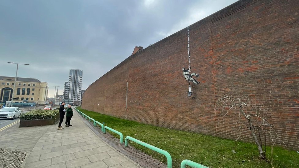 Neki ljudi veruju da umetniko delo ima veze sa planovima da se zatvor prenameni u stambeni prostor/BBC