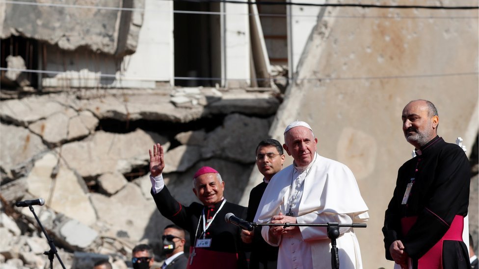 Papa u poruenoj crkvi/Reuters