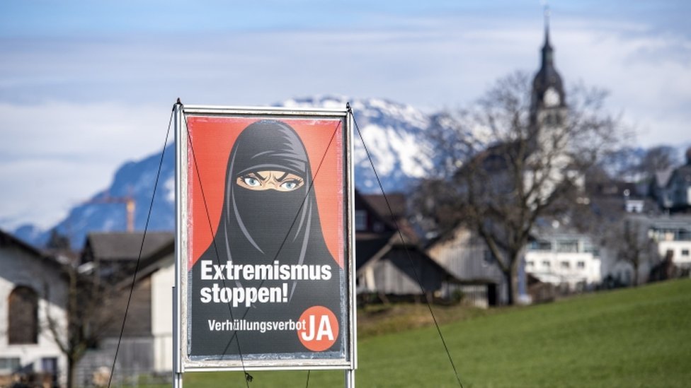 Plakati vajcarske narodne partije priikazuju enu sa crnim nikabom i natpisom &Stop ekstremizmu!& i &Zaustavimo radikalni islam&/EPA