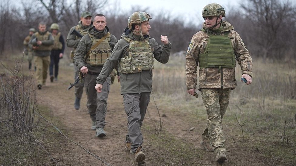 Predsednik Ukrajine Volodimir Zelenski (levo) posetio je ukrajinsku vojsku 8. i 9. aprila/EPA
