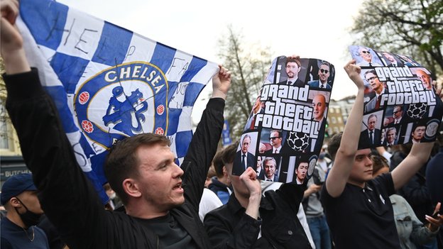 Protest navijaa elsija ispred stadiona Stamford Brid - ne ele svoj klub u Superligi Evrope/EPA