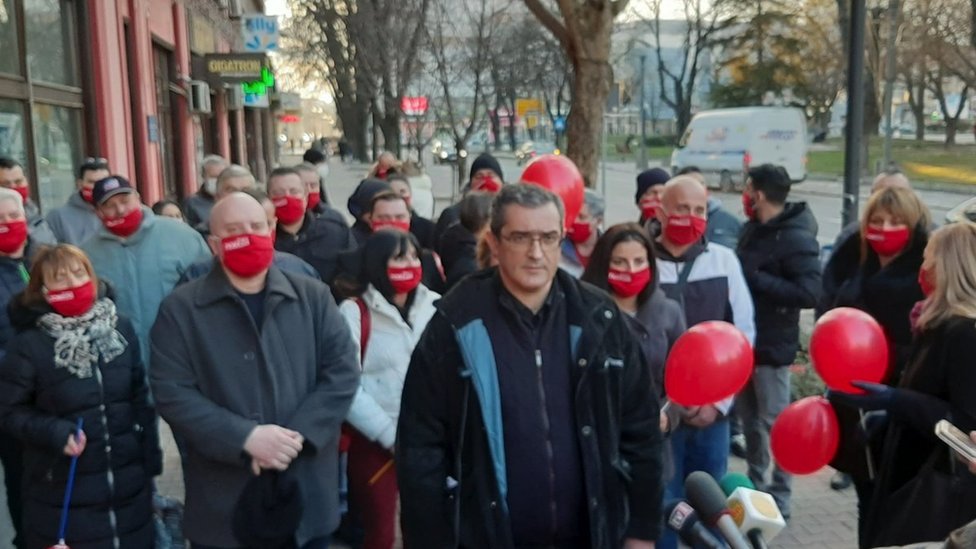 Nenad Ristovi okruen pristalicama grupe graana koju predvodi/Glas Zajeara