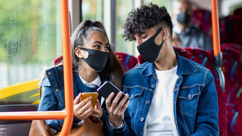 U Engleskoj su ponovo obavezne maske u javnom prevozu i u zatvorenim objektima/Getty Images