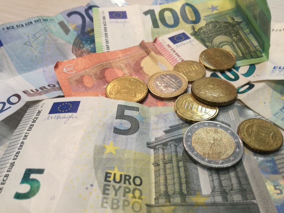 Prvih 30 evra u maju, a drugih 30 u novembru./BBC/Predrag Vuji
