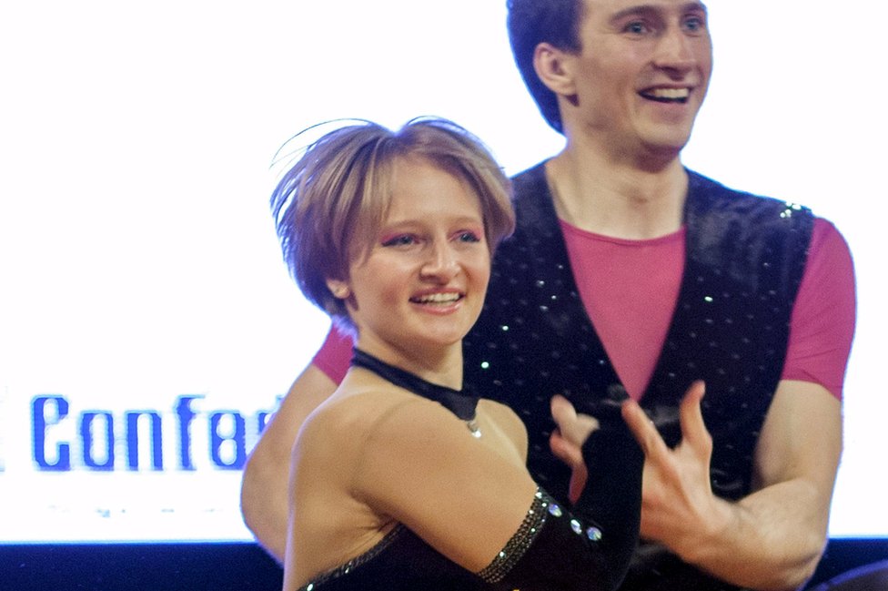 Putinova mlaa erka Katerina Tihonova plee akrobatski rokenrol/Reuters