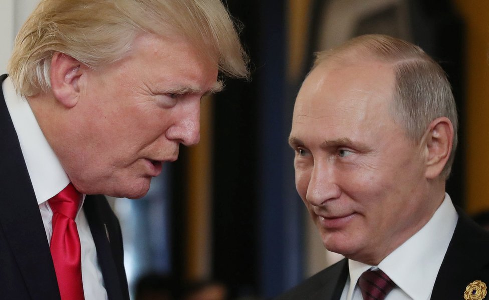 Donald Tramp je askao sa Putinom na ekonomskom samitu u Vijetnamu u novembru 2017. godine/AFP