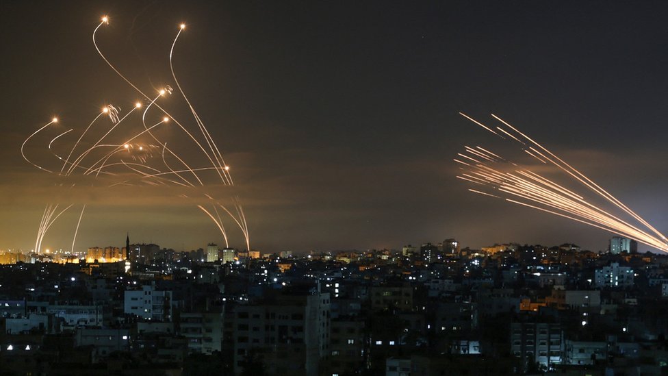 Rakete izraelskog odbrambenog sistema pokupavaju da presretnu rakete ispaljene iz pojasa Gaze/AFP