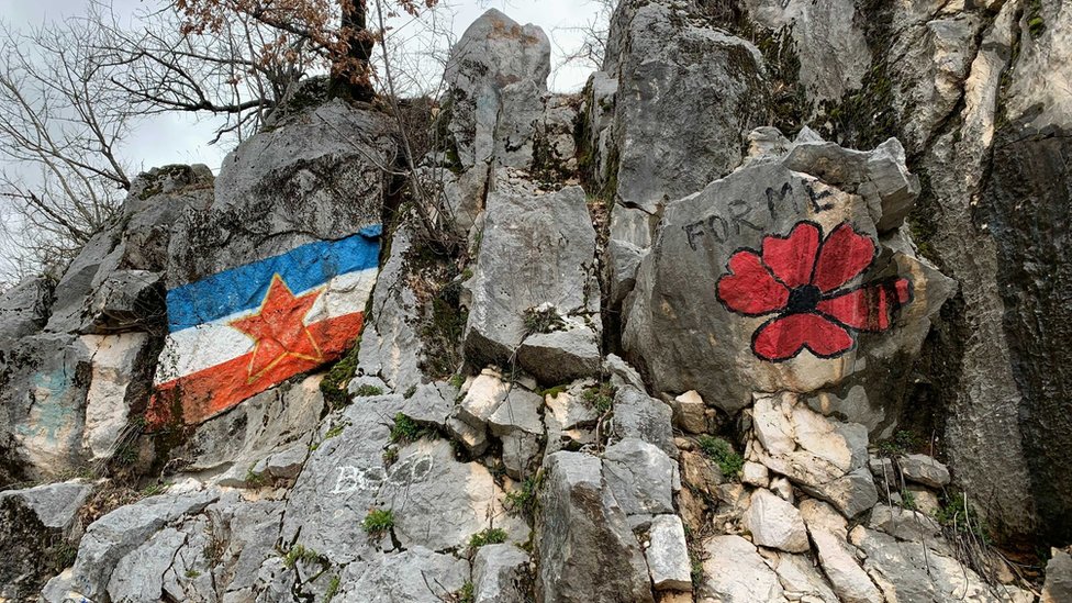 Niki uva uspomenu na jugoslovensku zastavu - stena na gradskom izletitu/BBC