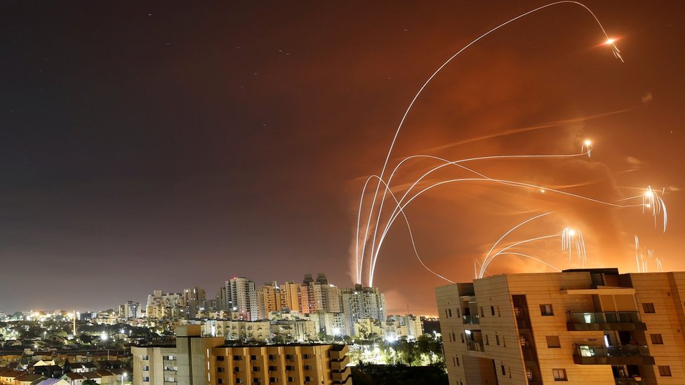 Svetlosne pruge na nebu koje pokazuju kako sistem Gvozdena kupola presree rakete blizu Akelona u ranim jutarnjim asovima u sredu/Reuters