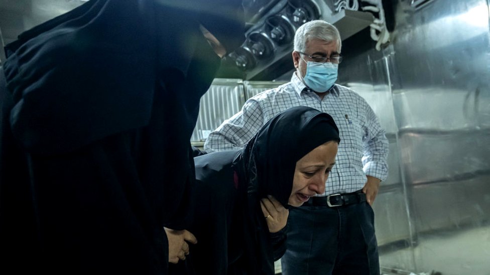 ena oplakuje poginule lanove porodice u gradu Gazi/Getty Images