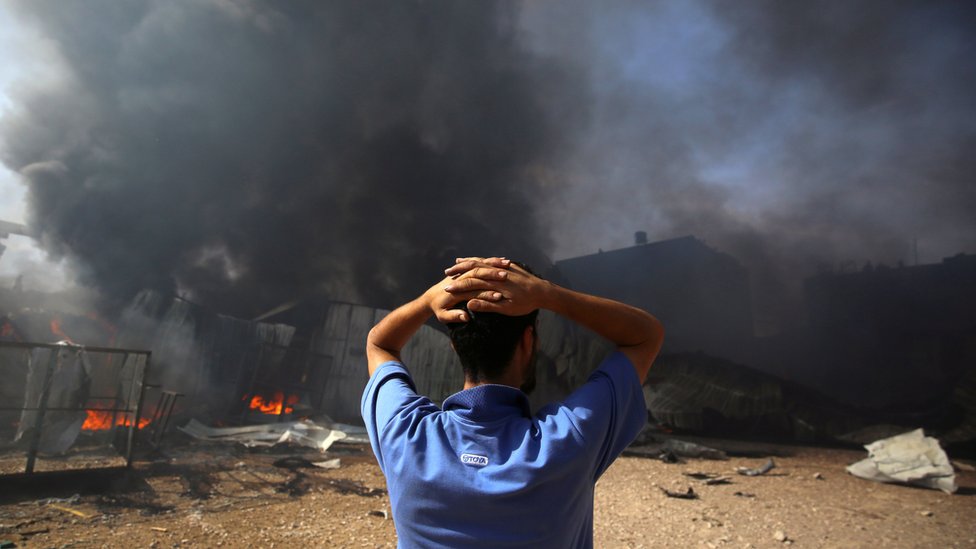 Fabrika gori u Gazi nakon to su je pogodile izraelske artiljerijske granate/Reuters