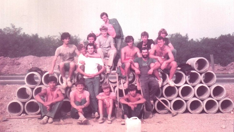 Brigadiri na omladinskoj radnoj akciji 1984. godine na auto-putu Bratstva i Jedinstva kod Paraina/Privatna arhiva Petar Novakovi