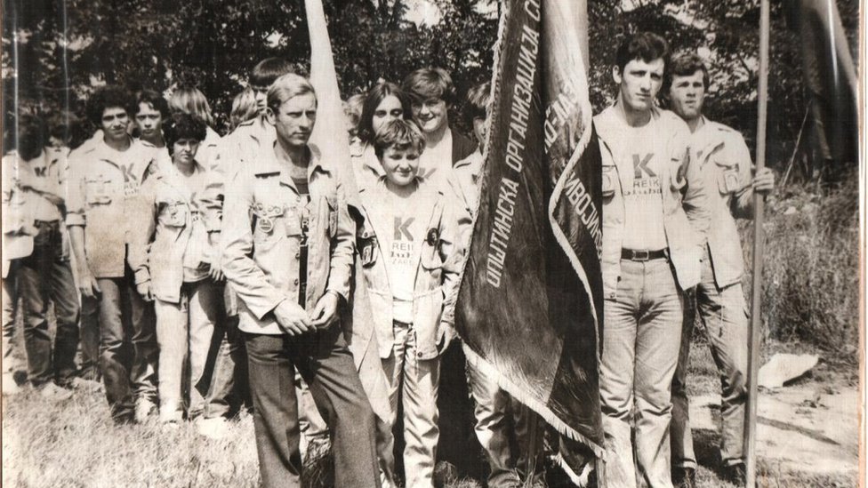 Petar Novakovi (drugi s leva) dri brigadnu zastavu na ORA Parain 1981. godine/Privatna arhiva Petar Novakovi
