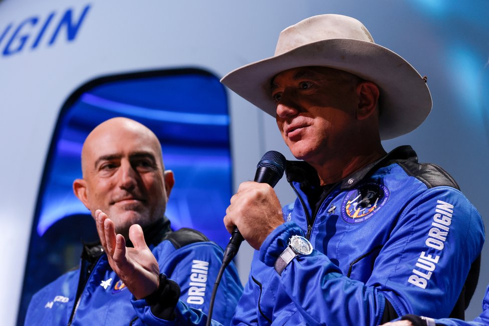 Bezos je leteo u svemir sa bratom Markom prole nedelje, u prvom letu posade njegove svemirske letelice Njuz epard/Reuters