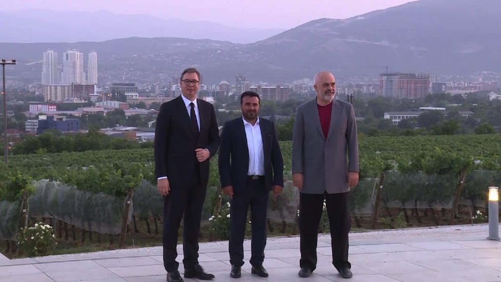 Vui, Zaev i Rama (sleva) sa panoramom Skoplja/FoNet