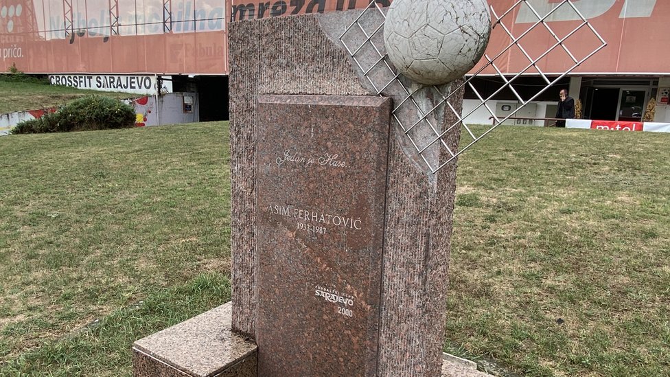 Spomenik posveen Asimu Ferhatoviu ispred stadiona Koevo, koji danas nosi njegovo ime/BBC