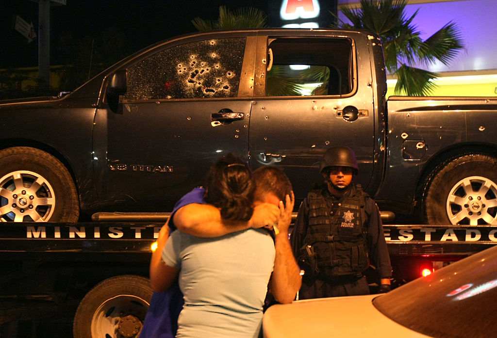 Policajca tei supruga nakon revolverakog obrauna sa narkosima u kom je stradalo nekoliko drugih policajaca/Getty Images