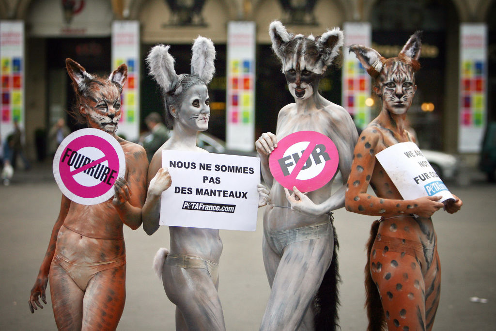 &Bez krzna&, &Mi nismo bunde& - trotesti aktivista za prava ivotinja u Parizu protiv upotrebe krzna u modnim kuama. (fotografija iz 2007. godine)/Getty Images