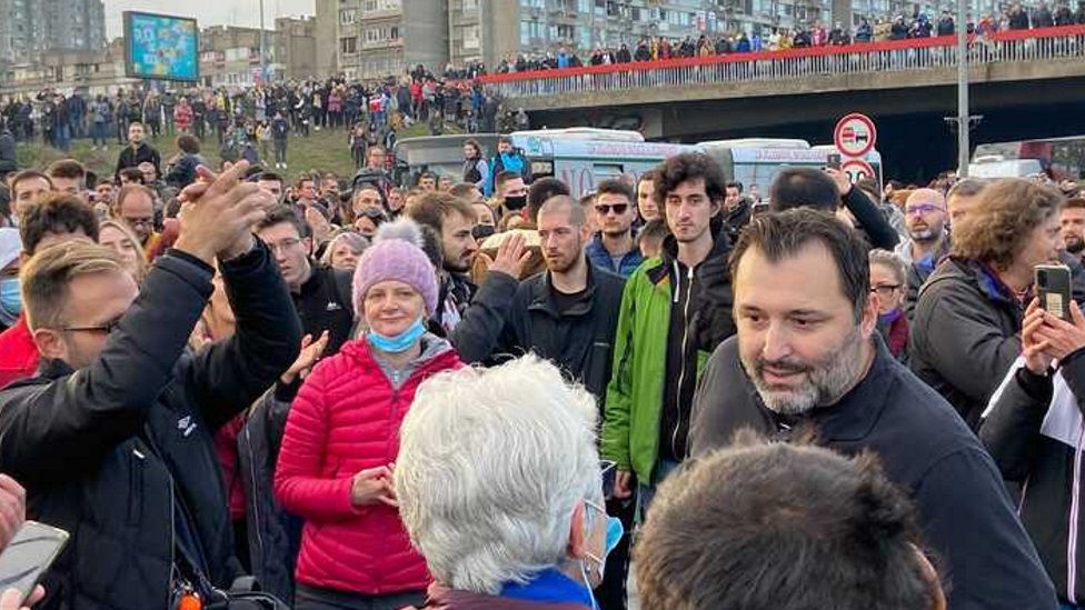 Aleksandar Obradovi, uzbuinjiva iz fabrike Kruik, bio je na blokadi autoputa kod Novog Beograda u subotu, 27. novembra 2021. godine/BBC/Slobodan Marii