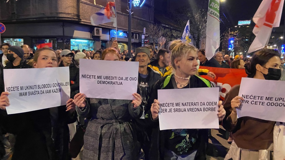 Poruke na protestu u Beogradu u nedelju uveèe/BBC/Stefan Veselinoviæ
