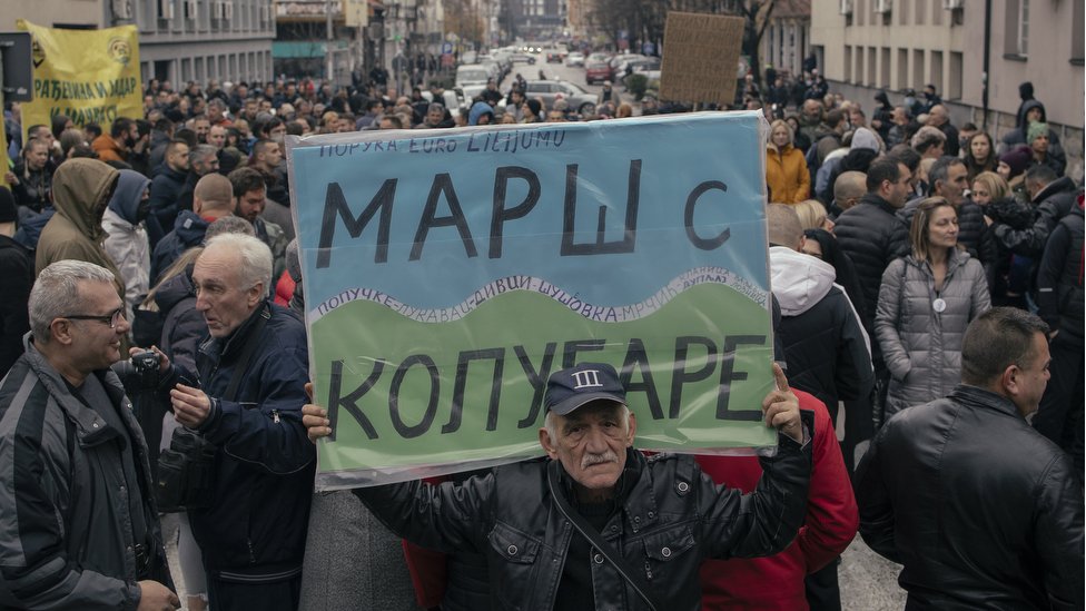 Loznièani su se okupili ispred Opštine po hladnom vremenu - ponedeljak 29. novembra/BBC\Vladimir Zivojinovic