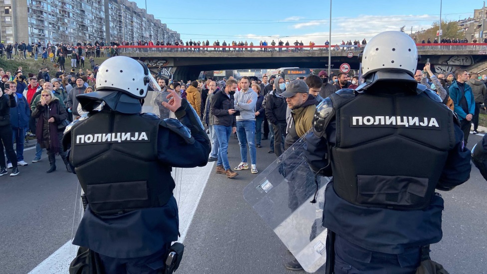 Demonstranti i policijski kordon na auto-putu na Novom Beogradu/BBC/Slobodan Marièiæ