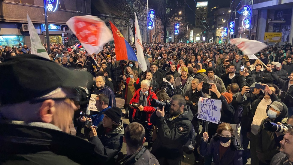 Sa protesta u centru Beograda u nedelju uvee upuen zahtev da se na slobodu pusti ovek koji se tukao na bageru/BBC/Stefan Veselinovi