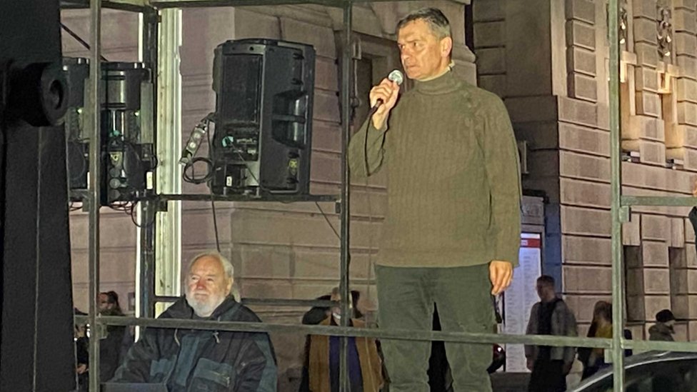 Obraæajuæi se okupljenima na protestu na Trgu Republike u centru Beograda, Jovanoviæ je najavio da æe i sledeæe subote biti organizovane blokade mostova i saobraæajnica širom Srbije./BBC