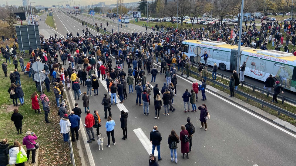 Blokada autoputa na Novom Beogradu kod Centra Sava/BBC/Slobodan Marièiæ