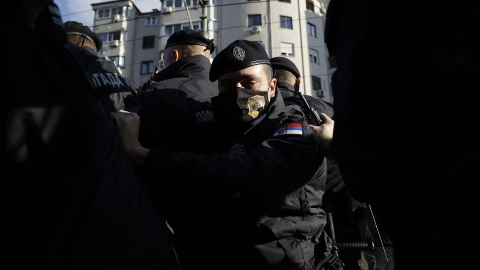 Policajci su svim silama držali kordon/BBC/Vladimir Živojinoviæ