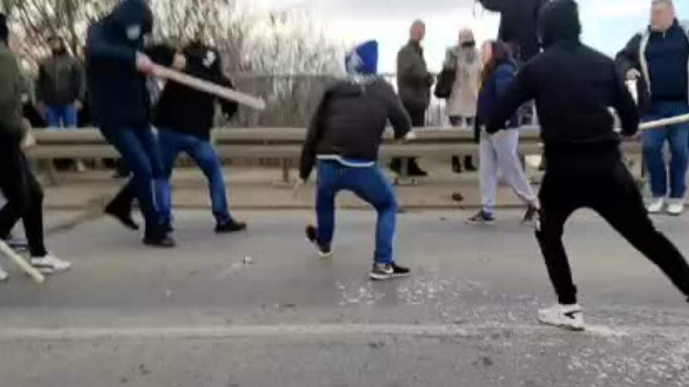 Trenutak kada je grupa ljudi palicama i motkama napala demonstrante u apcu/Podrinjske/skrinot