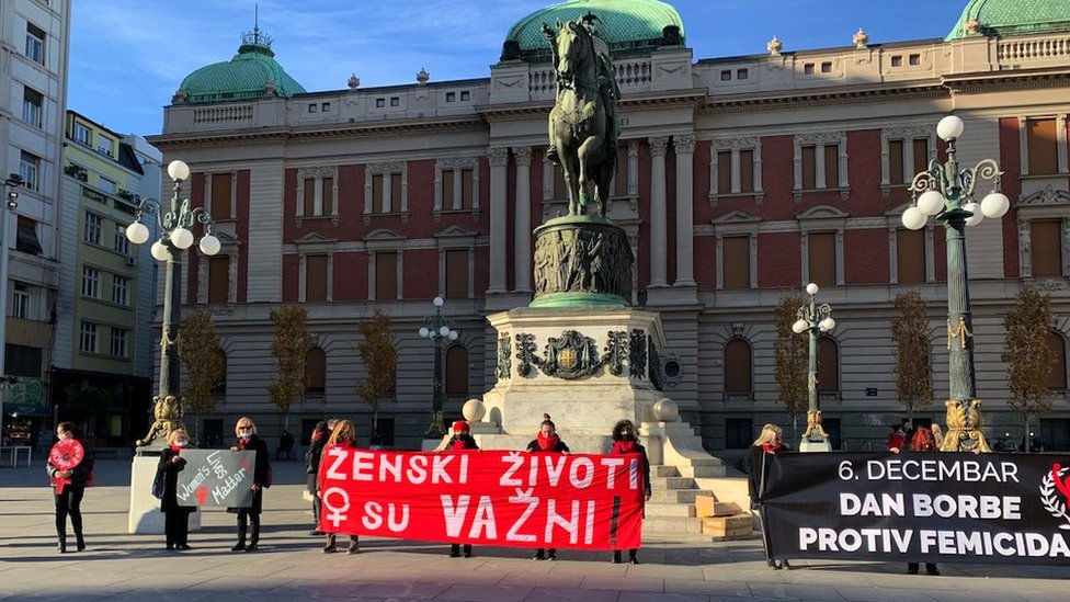 enske organizacije u Beogradu obeleavaju Meunarodni dan borbe protiv femicida performansima uz crvene cipele, koje simbolizuju stradale ene/BBC