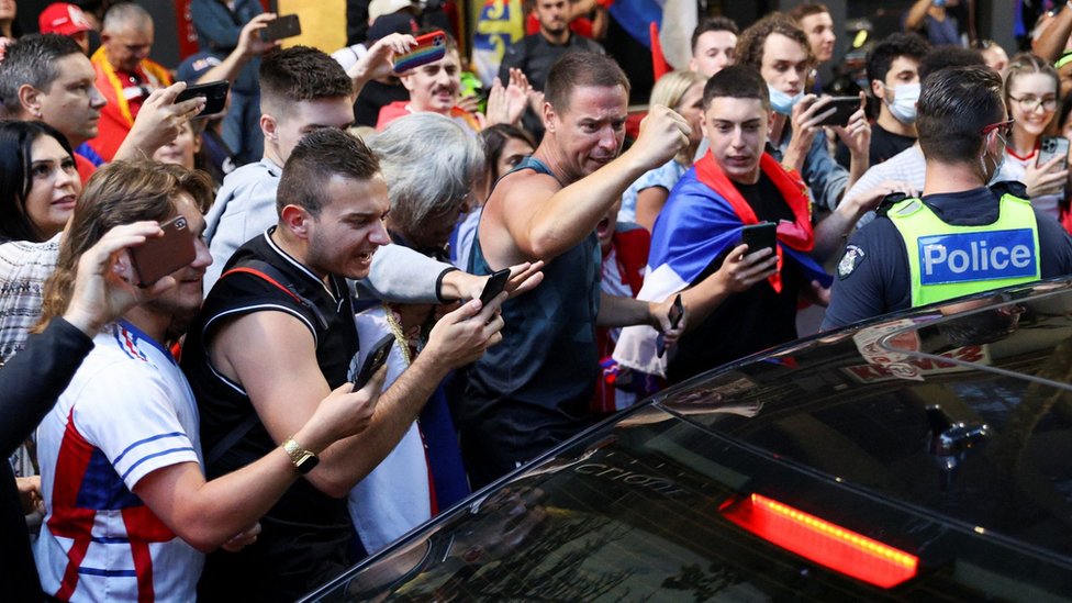 Navijaèi srpskog tenisera oko automobila u kojem se, veruju se, Ðokoviæevi advokati/Reuters