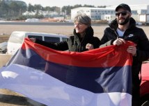 Ðokoviæevi navijaèi na beogradskom aerodromu/Reuters
