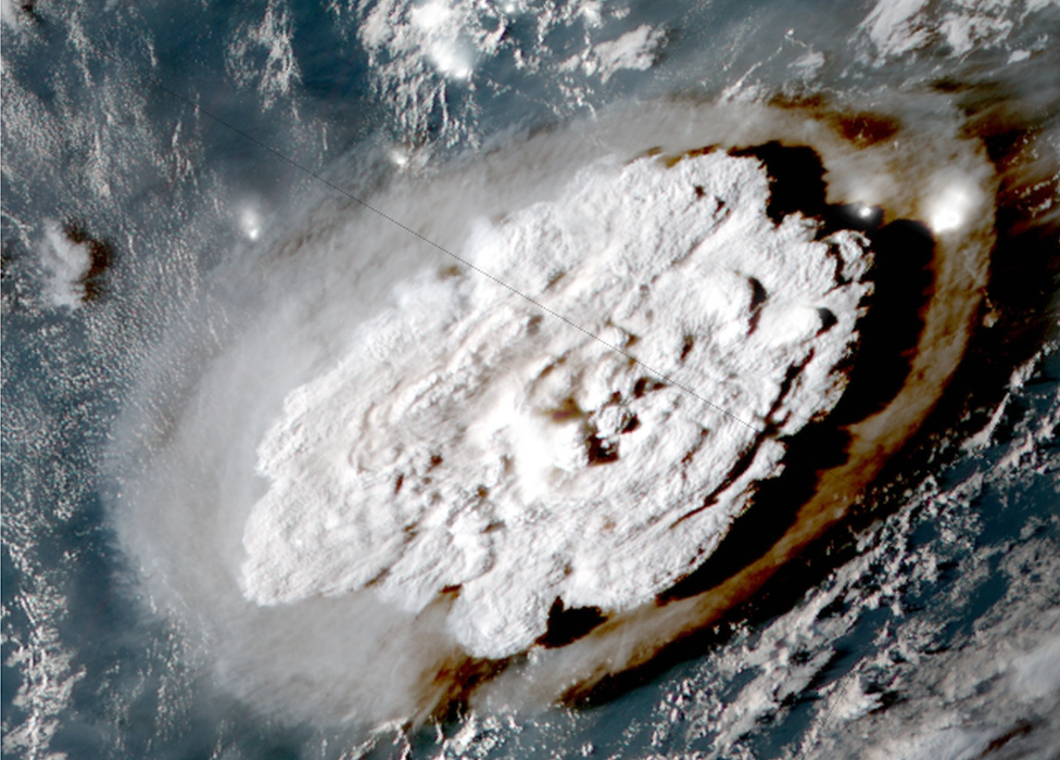 Satelitski snimak erupcije i poetak cunamija/NOAA
