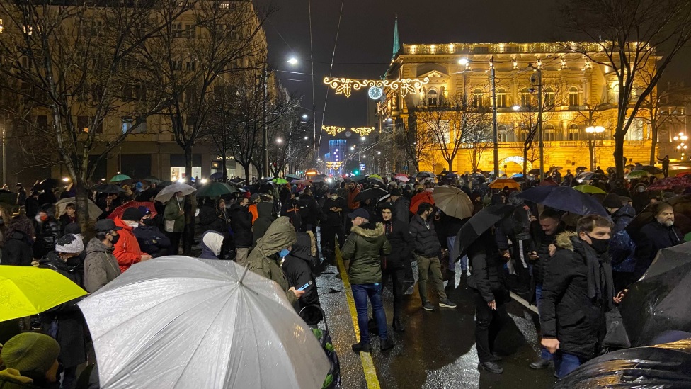 Protest u centru Beograda u organizaciji udruženja Kreni-promeni/BBC